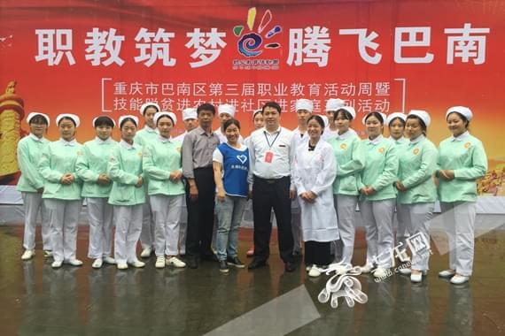 巴南區衛生技校 ‘白衣天使’進社區義診，專業服務獲市民點贊